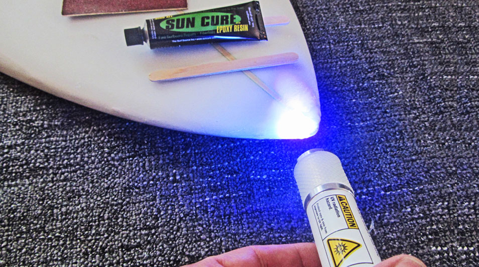 Surfboard Reparatur mit UV Licht