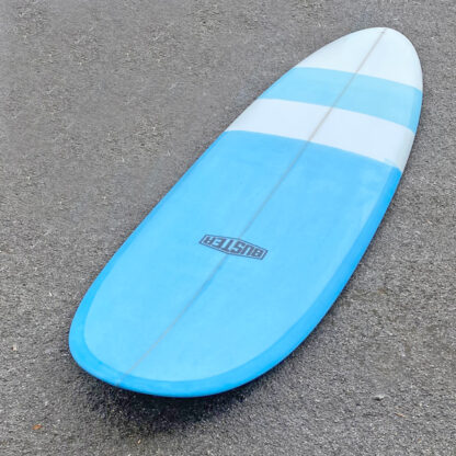 mid lenght surfboard parkplatz