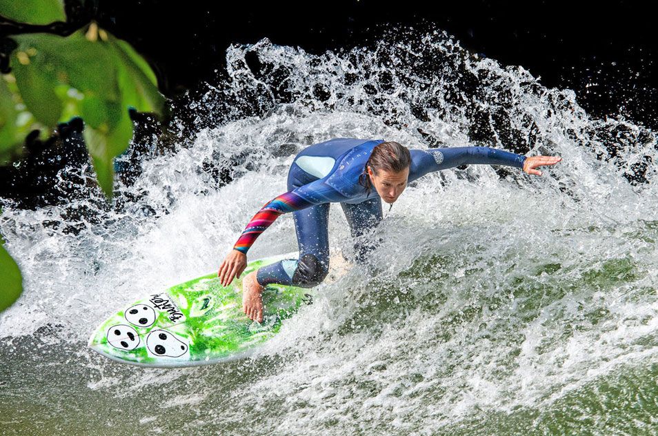 eisbachsurfer eisbachwelle muenchen