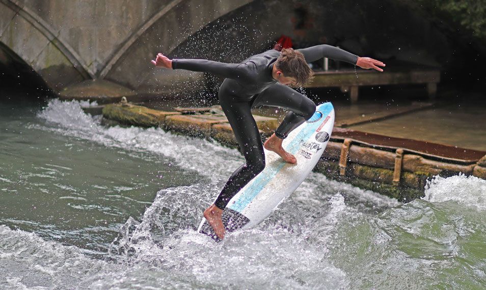 Surfer an der Eisbachwelle in München